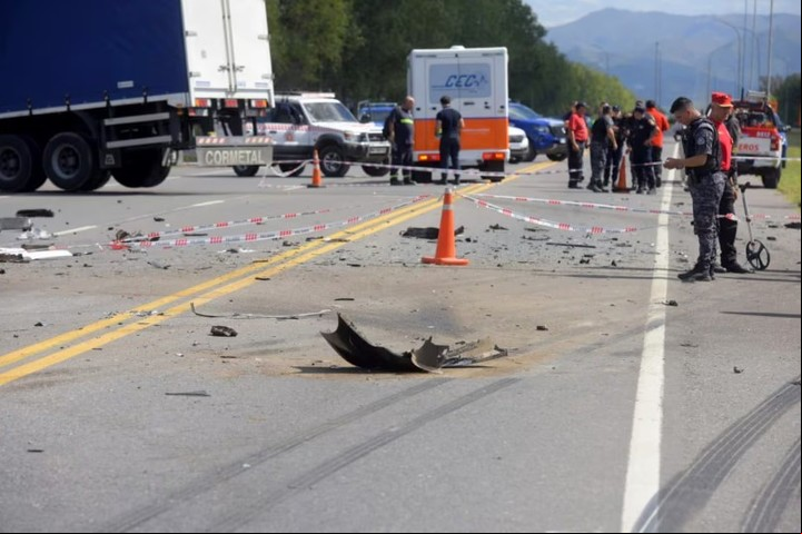 Córdoba. Impactante choque entre un camión y un auto con un muerto en la avenida Padre Luchesse. Foto: José Gabriel Hernández / La Voz