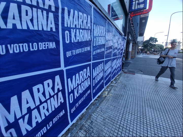 Carteles de "Marra o Karina". Foto Emmanuel Fernández