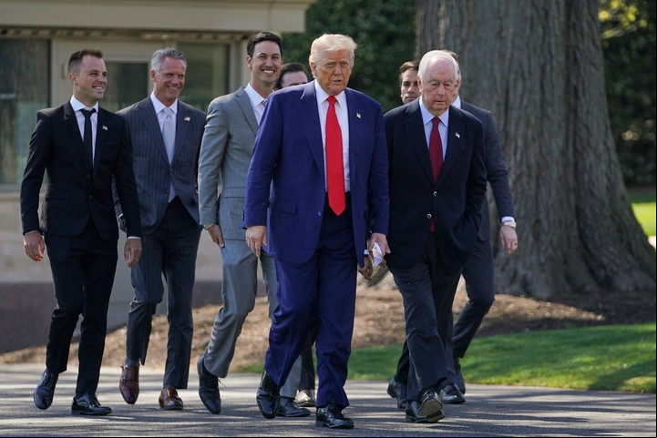 Donald Trump junto a campeones del automovilismo en una ceremonia en la Casa Blanca. Foto: AP