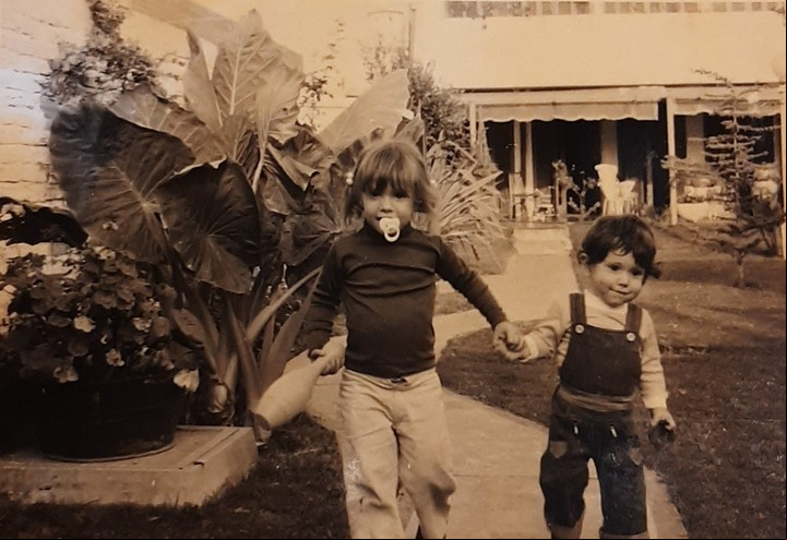 Evangelina Caro Betelú (un año mayor) lleva de la mano a su amigo Darío.