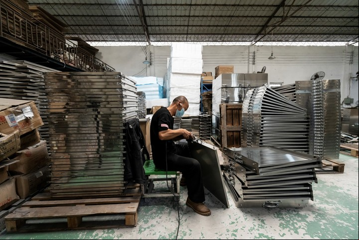 Una pequeña fábrica en Guangzhou, China, que fabrica electrodomésticos para restaurantes. Los aranceles de la istración Trump harán estragos en las empresas orientadas a la exportación a lo largo de la costa oriental de China. Foto Qilai Shen para The New York Times