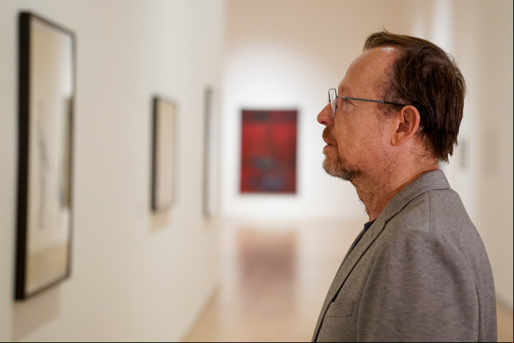Guillermo Kuitca en MALBA, para su exposición. Foto: Maxi Failla