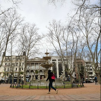 Calles empedradas y cafés legendarios: la ciudad al otro lado del río que todos eligen para un fin de semana inolvidable