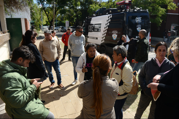 Padres reunidos en la puerta de una escuela de Escobar por el caso de los alumnos que planeaban un tiroteo. Foto Luciano Thieberger