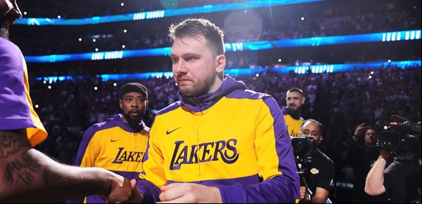 Luka Doncic, colosal: regresó a Dallas con la camiseta de Lakers, lloró en la previa con un video y se vengó de su ex equipo con 45 puntos