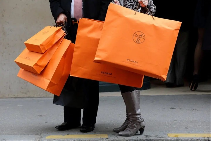 La marca Hermès está cada vez más de moda, y la cotización de sus acciones se ha disparado más de un 200% en cinco años. Foto Philippe Wojazer/Reuters