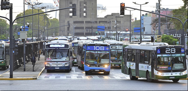 Qué líneas de colectivos adhieren al paro de este martes 6 de mayo y cuáles no