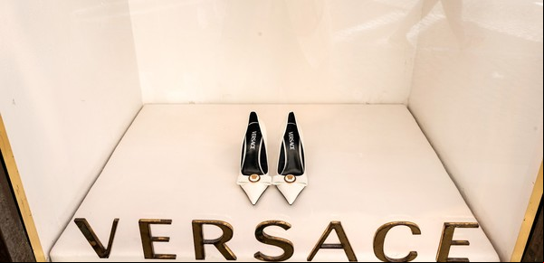 Sorpresa en el mundo del superlujo: Prada compra Versace por 1.250 millones de euros