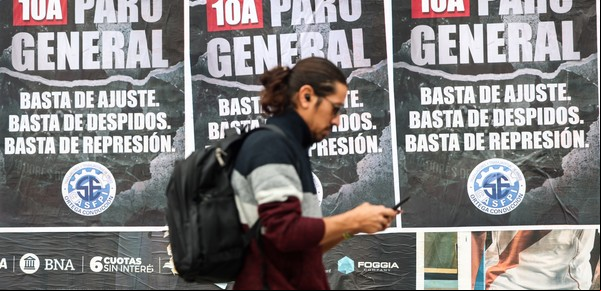 El Gobierno limitó por decreto el derecho a huelga y amplía las actividades que deberán prestar servicios en un paro