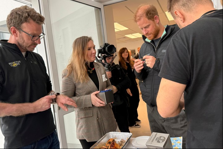 Harry durante su visita al centro de rehabilitación en Lviv. Foto: AP