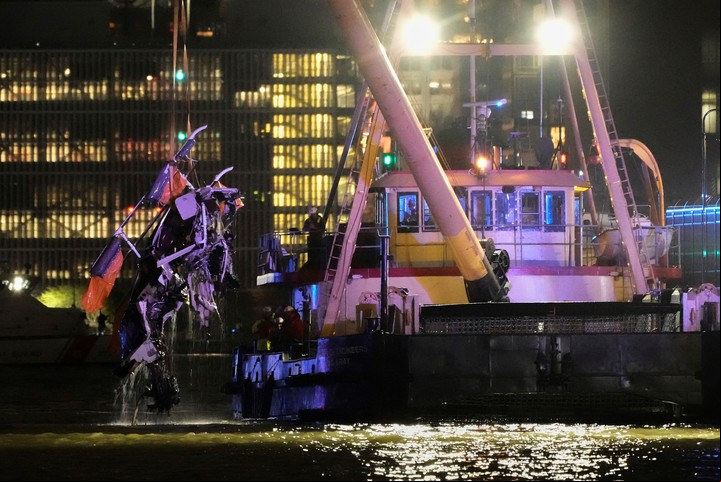 Los restos de la aeronave que se estrelló en el Río Hudson. (Foto: AP)