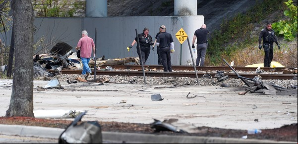 Se estrelló una avioneta en plena avenida en Boca Ratón: tres muertos 