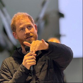 El príncipe Harry apareció de sorpresa en Ucrania y opacó el aniversario de casados de Carlos y Camilla