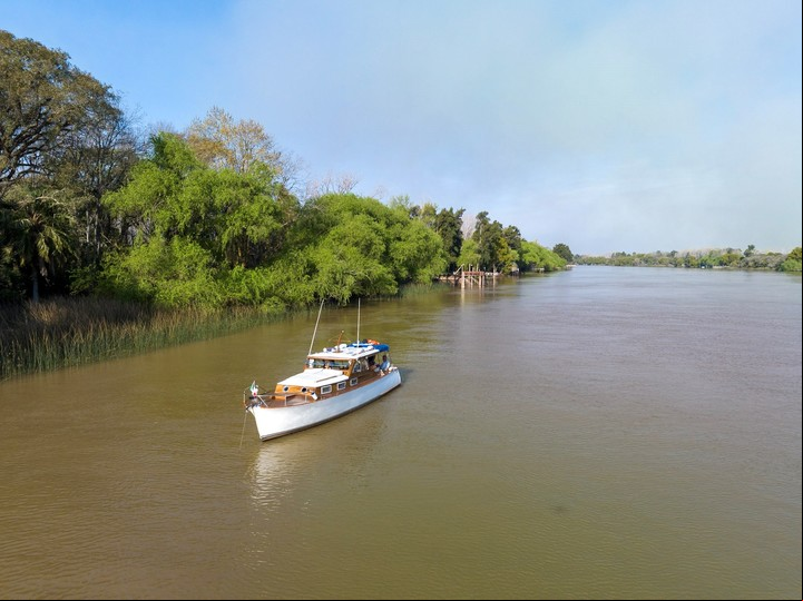 Un paseo en lancha por los canales del Delta de Tigre es un plan romántico que combina paisaje, calma y desconexión. Foto: Archivo Clarín.