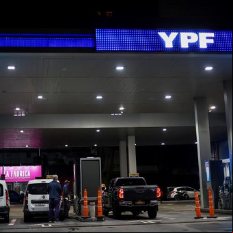Nafta: YPF bajaría el precio de los combustibles si sigue la caída del precio internacional del petróleo