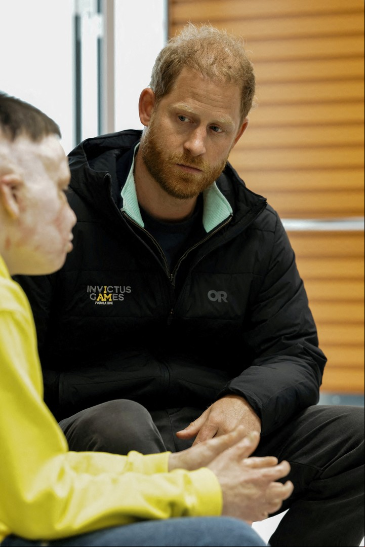 Harry conversa con un paciente en el centro Superhumans. Foto: Reuters