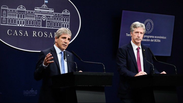 El ministro de Economía Luis Toto Caputo y el presidente del Banco Central Santiago Bausili anuncia la saluda del Cepo Cambiario.