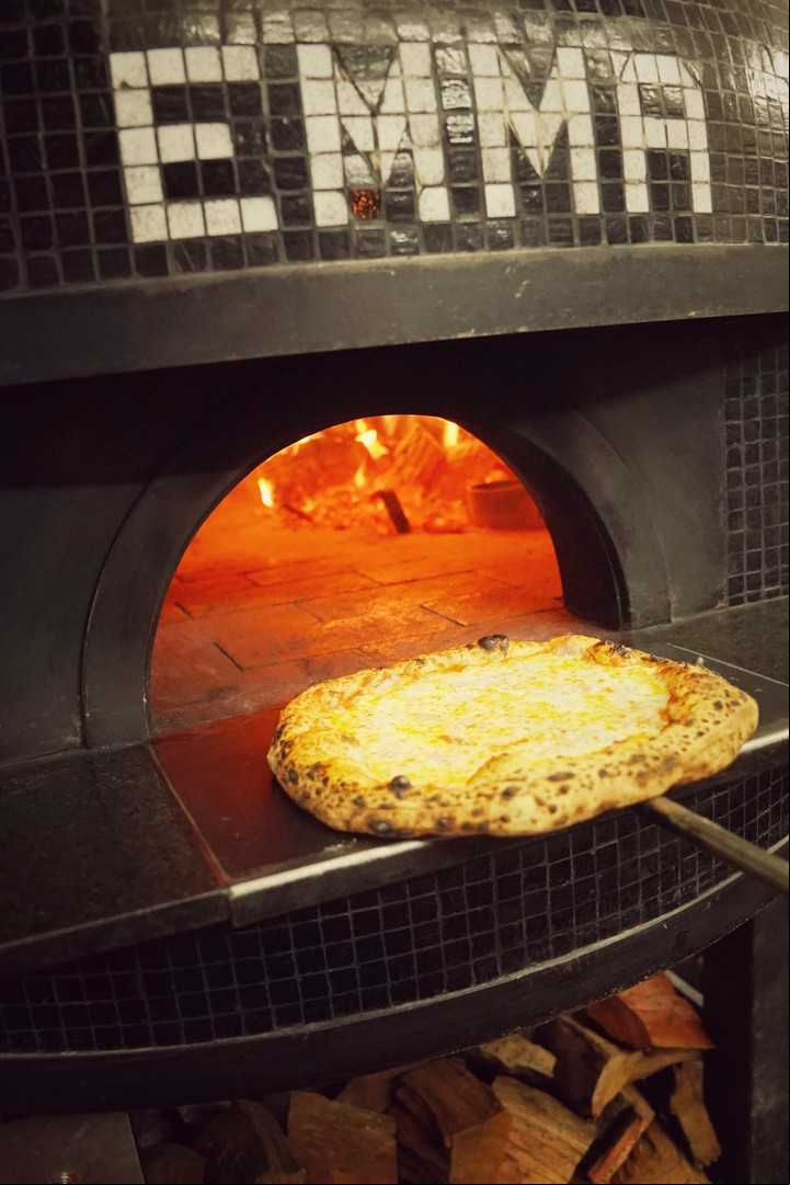 El horno a quebracho de Emma, vera pizza napoletana. Foto: Martín Bonetto.