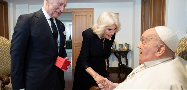 Francisco, el Papa que nunca visitó el Reino Unido, pero recibió a sus reyes: las emotivas palabras de Carlos III