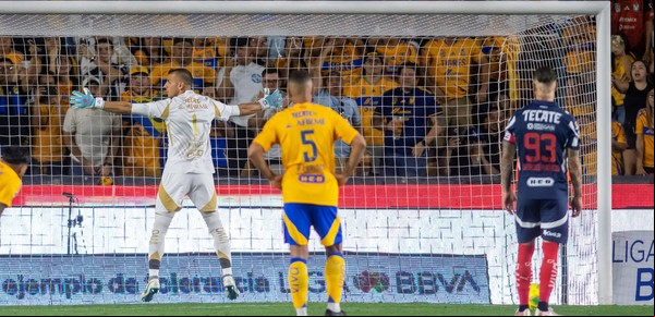La increíble provocación del 'Patón' Guzmán a Sergio Ramos: amenazó con atajar un penal de espaldas, pero festejó en el picante clásico vs Monterrey de Demichelis