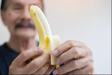 La receta menos difundida contra la presión alta: poca sal, pero también más banana y brócoli