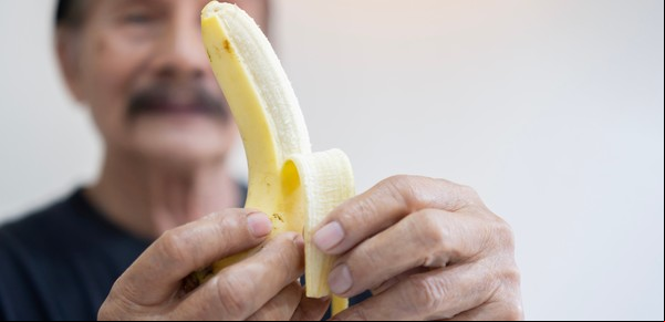 La receta menos difundida contra la presión alta: poca sal, pero también más banana y brócoli