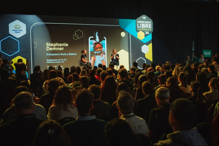 La presentación de la embajadora convocó a un importante público en Mercado Libre Experience.