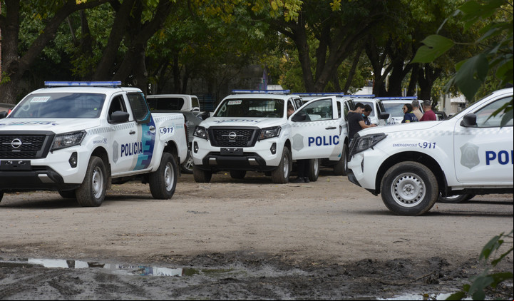 En el lugar también funciona la Dirección Automotores y varios móviles 0 km esperan ser patentados y asignados a un destino. Foto Mauricio Nievas