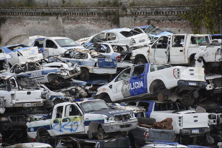 Los patrulleros no pueden ser usados como repuestos. Igual, a muchos les faltan las ópticas, paragolpes y ruedas. Foto Mauricio Nievas