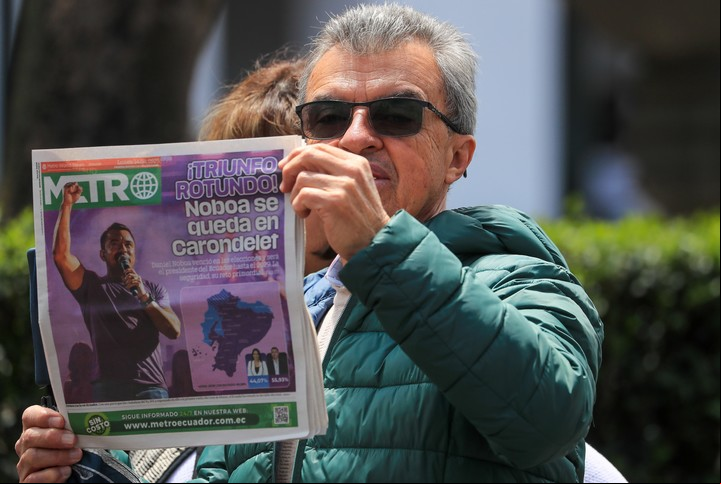 El presidente de Ecuador, Daniel Noboa, agradeció la "valentía" del voto de los adultos mayores en los comicios del domingo. Foto EFE