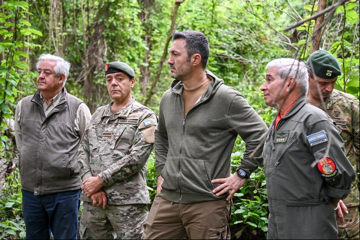 El ministro Petri con el jefe del estado mayor conjunto (derecha), brigadier general Xavier Isaac, lanza en Operativo Julio Roca en Salta.