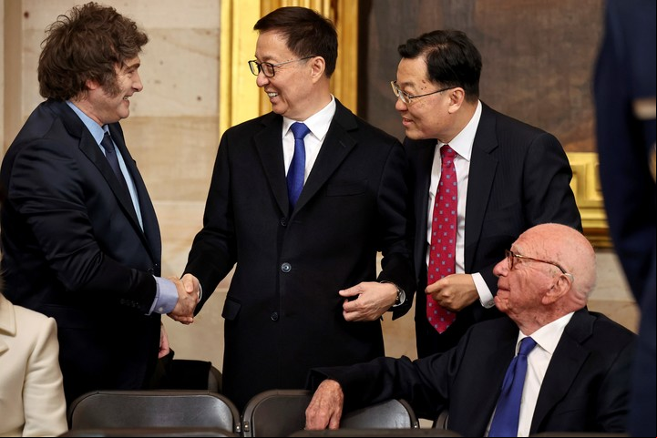 Javier Milei saluda al vicepresidente de China, Han Zheng, en el Capitolio de Estados Unidos durante la asunción de Donald Trump. (Chip Somodevilla/Pool Photo via AP)