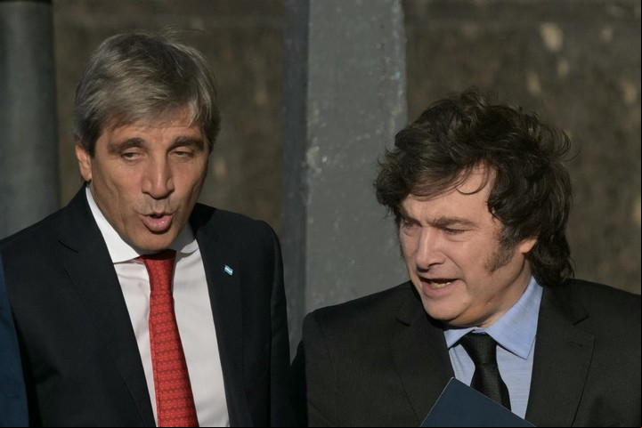 Milei y el ministro de Economía Luis Caputo, bajo la lupa de Melconian. Foto Juan Mabromata / AFP.