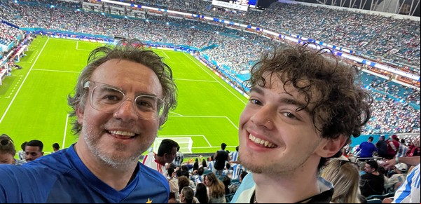Mundos íntimos. Mi hijo nació en Miami. El fútbol le gusta... a la americana: estadísticas y apps de análisis pero poco tablón.