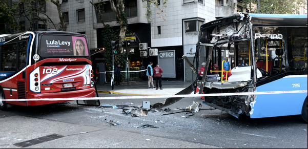 Violento choque entre dos colectivos a metros del Congreso: ya hay al menos 27 heridos