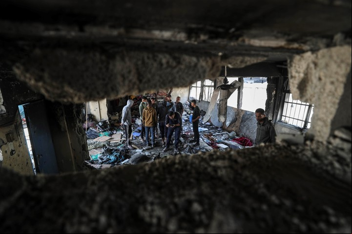 Un grupo se reúne en un refugio tras un ataque aéreo israelí en un campamento de refugiados en el norte de la Franja de Gaza. Foto Xinhua
