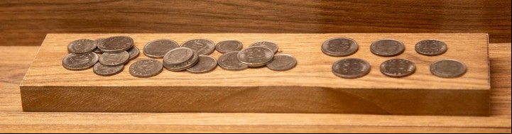 Las monedas de la época que encontraron en la cápsula del tiempo.