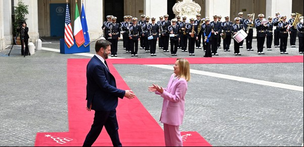 Giorgia Meloni recibe con todos los honores al vice JD Vance y Trump acepta viajar a Roma