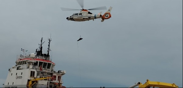 Rescate aéreo en el Río de la Plata: evacúan de urgencia a un tripulante de un buque por una descompensación