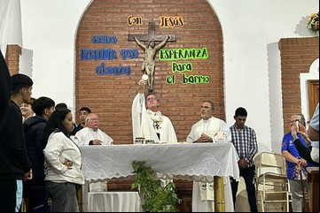 Fuerte gesto de la Iglesia: el arzobispo porteño le lavó los pies a doce jubilados