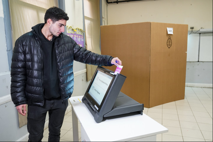 Para consultar si se está habilitado para votar, se recomienda verificar el padrón electoral en la web oficial del Tribunal Electoral de CABA. Foto Maxi Failla - urna urnas voto electronico votacion
