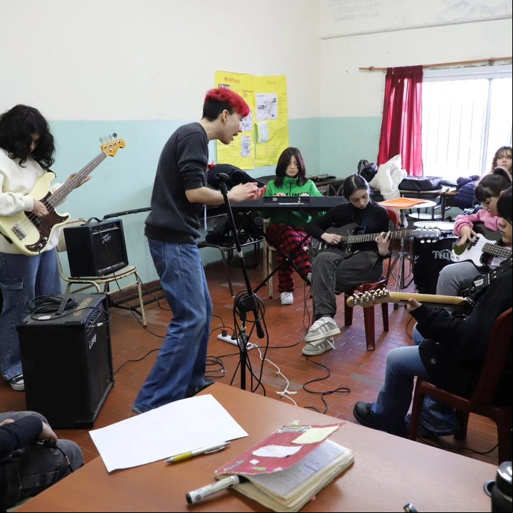 Una clase de enseñanza de instrumentos, en una edición anterior de Chicas Amplificadas.