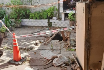 Fue a buscar a su madre para ir al velorio de su padre y la encontró muerta en un pozo ciego que se desmoronó