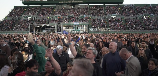 Multitudinaria celebración evangélica en el estadio porteño de Ferro