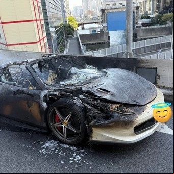 Ahorró durante 10 años para comprar una Ferrari y se le incendió en la primera salida 
