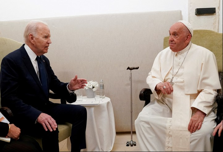El entonces presidente de Estados Unidos, Joe Biden, se reúne con el papa Francisco en el segundo día de la cumbre del G7 en el complejo turístico Borgo Egnazia, en Savelletri, Apulia, Italia, el 14 de junio de 2024. Foto Reuters
