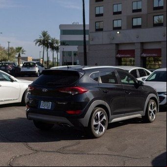 Abandonaron a sus cuatro hijos en un auto expuesto al sol: uno murió