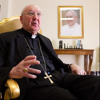 Quién es Kevin Farrell, el camarlengo a cargo del Vaticano hasta que se elija al nuevo Papa
