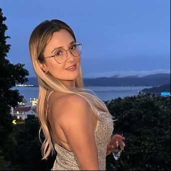 Un propietario de una casa acusó a una modelo de haber devaluado su vivienda por una sesión de fotos