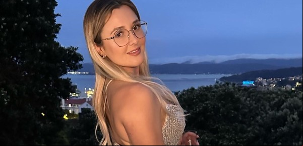 Un propietario de una casa acusó a una modelo de haber devaluado su vivienda por una sesión de fotos